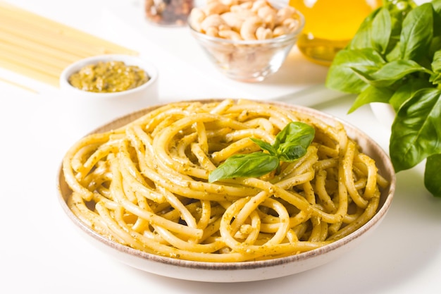 Spaghetti al pesto basilico anacardi e parmigiano Ingredienti