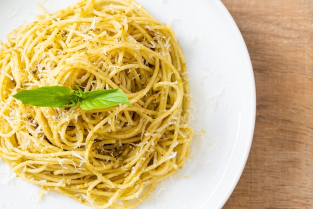 spaghetti al pesto - cibo vegetariano e stile alimentare italiano