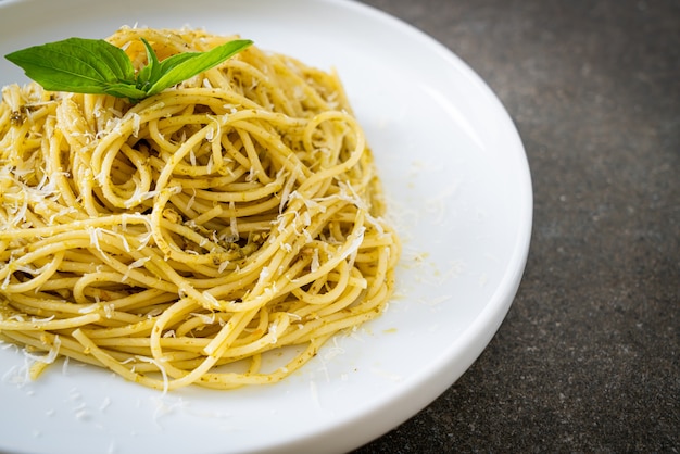 spaghetti al pesto - cibo vegetariano e stile italiano