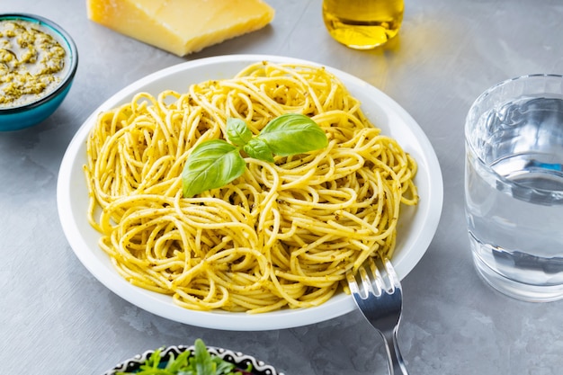 Spaghetti al pesto e basilico fresco. Pasta al pesto, foglie di basilico e ingredienti