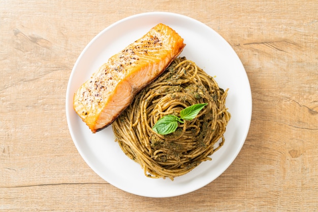 spaghetti al pesto fatti in casa con salmone grigliato - Italian food style