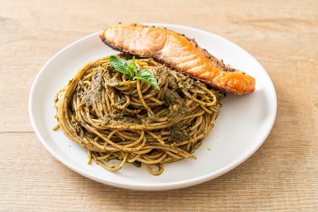 spaghetti al pesto fatti in casa con salmone grigliato - Italian food style