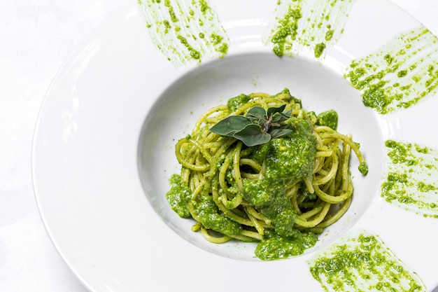 Spaghetti al pesto fatto in casa e origano