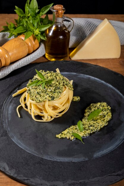 Spaghetti al pesto fatto in casa.