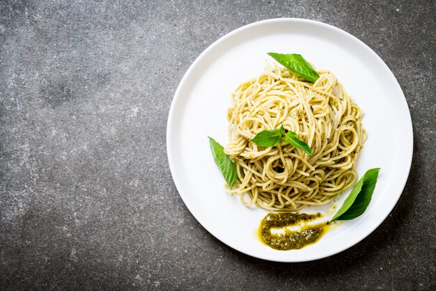 spaghetti al pesto, olio d'oliva e foglie di basilico.