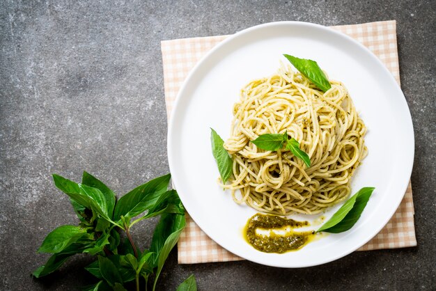 spaghetti al pesto, olio d&#39;oliva e foglie di basilico.