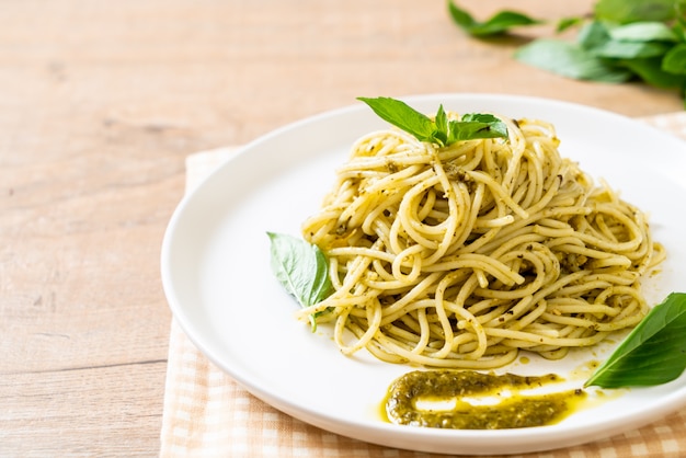 spaghetti al pesto, olio d&#39;oliva e foglie di basilico.