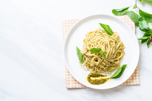 spaghetti al pesto, olio d&#39;oliva e foglie di basilico.