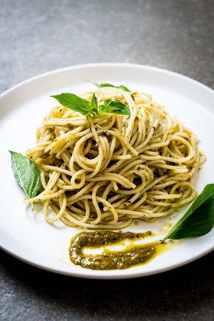 spaghetti al pesto, olio d'oliva e foglie di basilico.