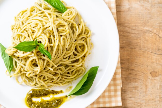 spaghetti al pesto, olio d'oliva e foglie di basilico.