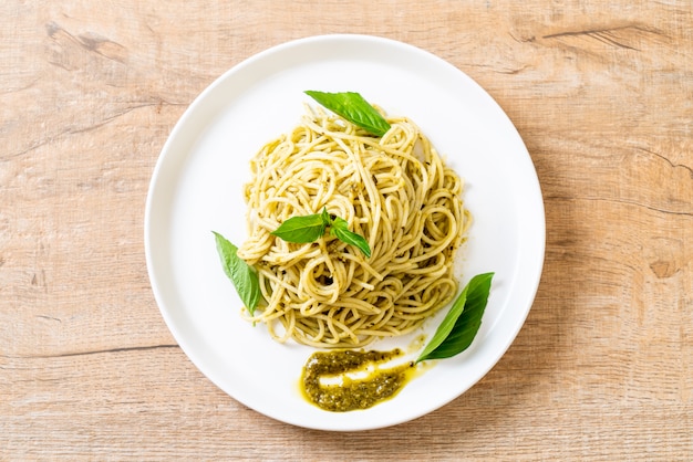 spaghetti al pesto, olio d'oliva e foglie di basilico.