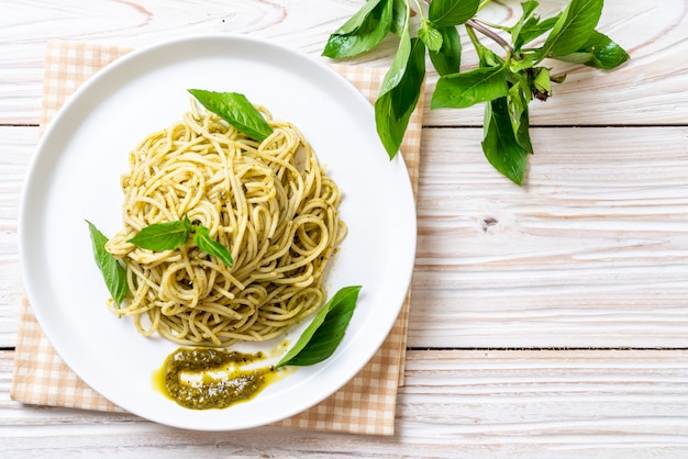 spaghetti al pesto, olio d'oliva e foglie di basilico.