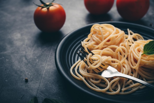 Spaghetti al pomodoro e carne macinata parmigiano e basilico Fondo nero