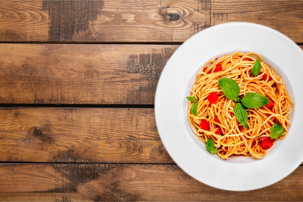 Spaghetti al pomodoro e prezzemolo sul tavolo.