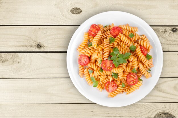 Spaghetti al pomodoro e prezzemolo sul tavolo.