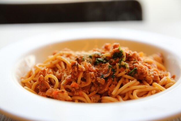 Spaghetti al ragù alla bolognese su legno