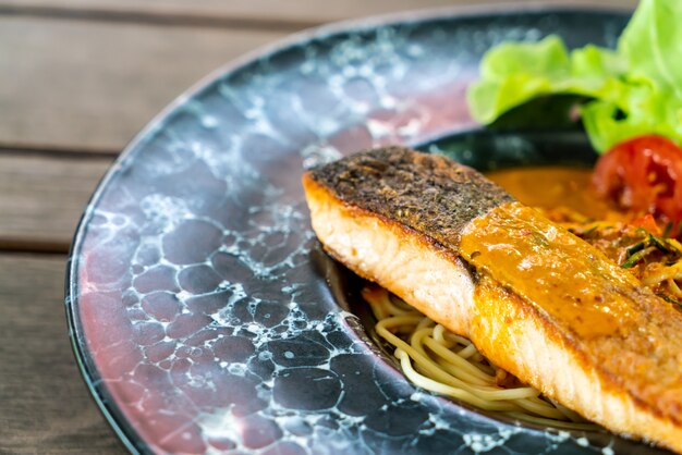 spaghetti al salmone fritto