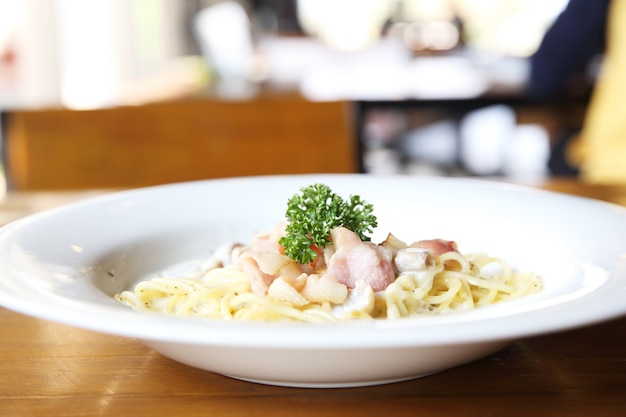 Spaghetti al sugo bianco con pancetta