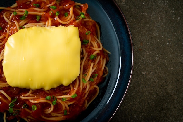 Spaghetti Al Sugo Di Pomodoro Con Amburgo e Formaggio