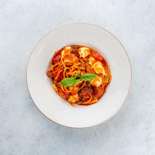 Spaghetti al sugo di pomodoro e basilico