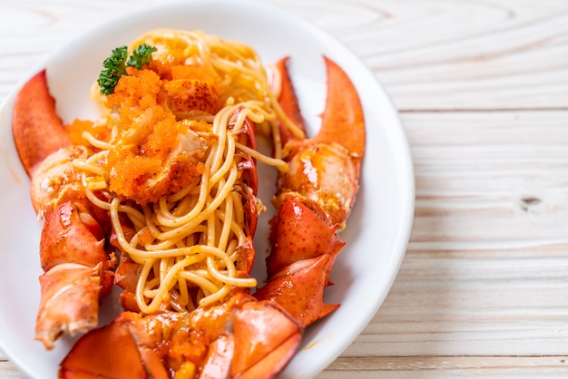 spaghetti all&#39;aragosta con uovo di gamberetti