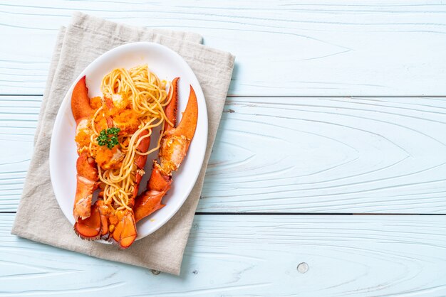 spaghetti all&#39;aragosta con uovo di gamberetti