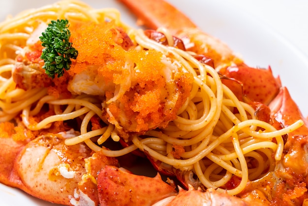 spaghetti all'astice con uovo di gamberetti