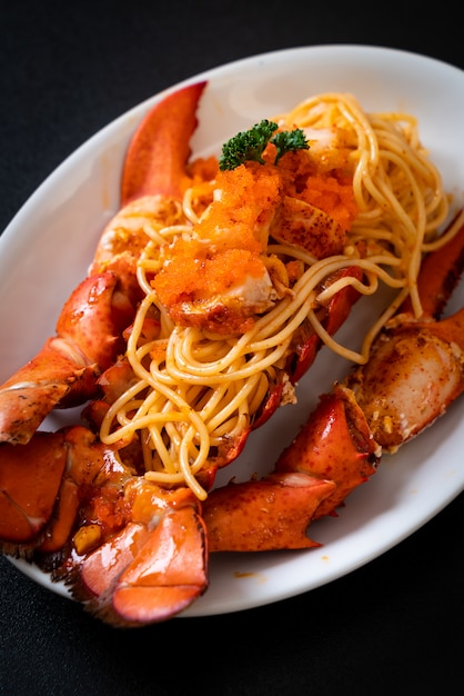 spaghetti all'astice con uovo di gamberetti