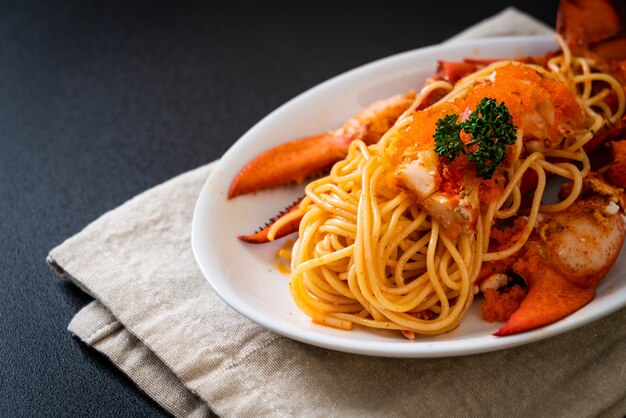 spaghetti all'astice con uovo di gamberetti