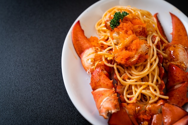 spaghetti all'astice con uovo di gamberetti