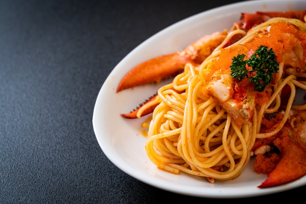 spaghetti all'astice con uovo di gamberetti