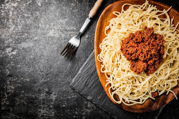 Spaghetti alla bolognese appena cotti su fondo nero