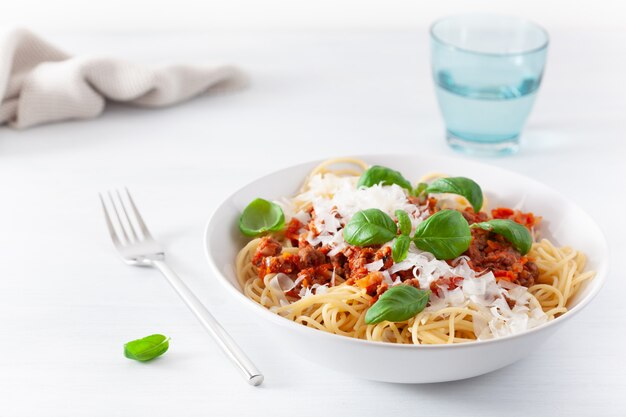 Spaghetti alla bolognese con basilico e parmigiano, pasta italiana