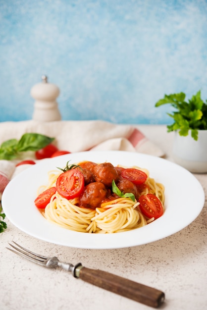 Spaghetti alla bolognese con carne, un piatto tradizionale italiano.