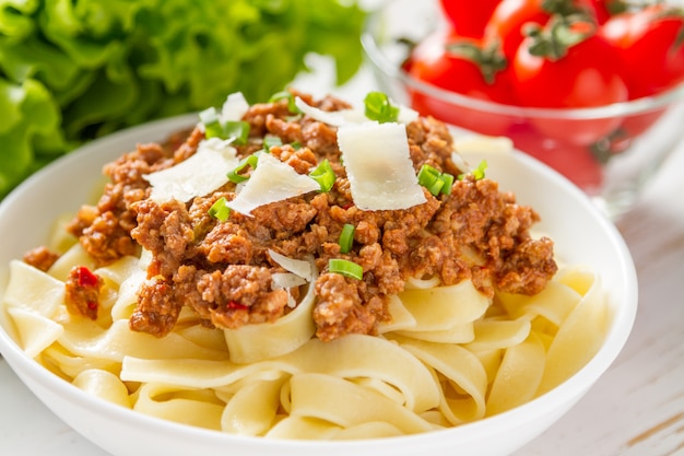 Spaghetti alla bolognese con insalata e pomodori