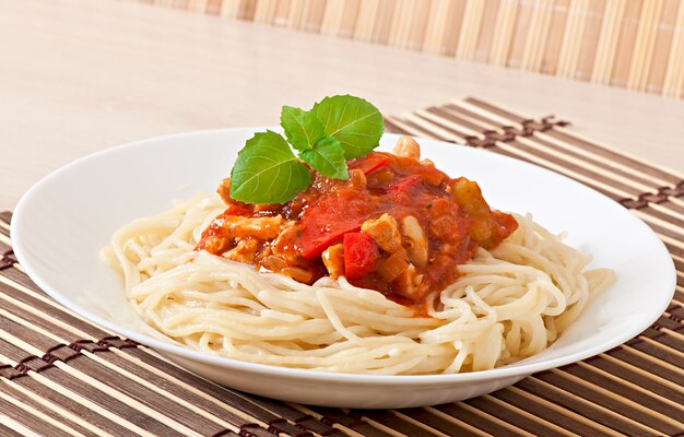 Spaghetti alla bolognese con salsa di pomodoro e carne