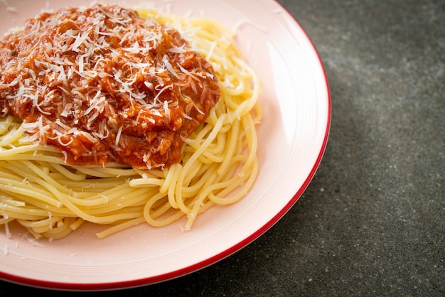 spaghetti alla bolognese di maiale con parmigiano - Italian food style