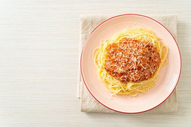 spaghetti alla bolognese di maiale con parmigiano - Italian food style