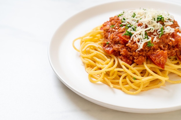 spaghetti alla bolognese di maiale o spaghetti con salsa di pomodoro di maiale tritato - Italian food style