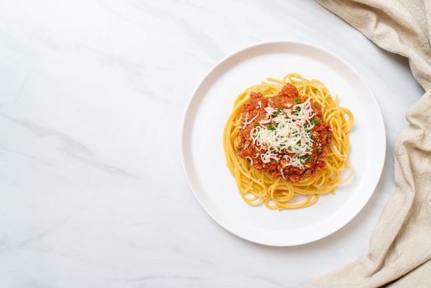 spaghetti alla bolognese di maiale o spaghetti con sugo di pomodoro di maiale tritato, stile alimentare italiano