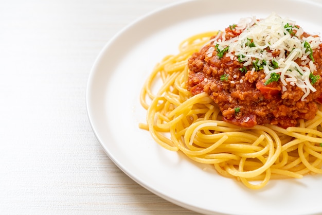 spaghetti alla bolognese di maiale o spaghetti con sugo di pomodoro di maiale tritato - stile alimentare italiano