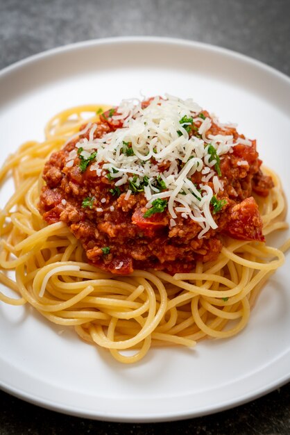 spaghetti alla bolognese di maiale o spaghetti con sugo di pomodoro di maiale tritato - stile alimentare italiano