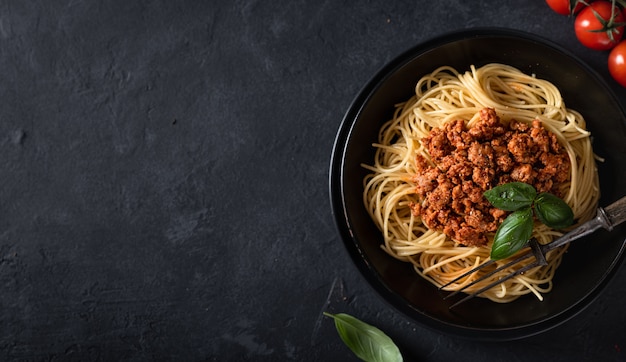 Spaghetti alla bolognese in una ciotola nera