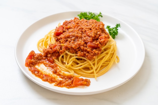 spaghetti alla bolognese o spaghetti al sugo di pomodoro tritato