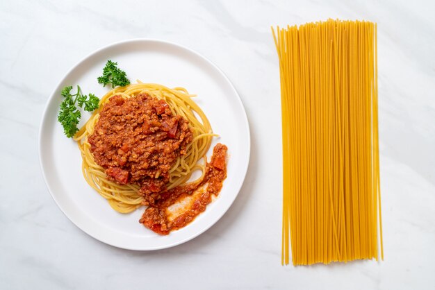 spaghetti alla bolognese o spaghetti al sugo di pomodoro tritato