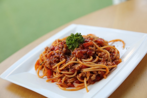 Spaghetti alla bolognese su fondo di legno