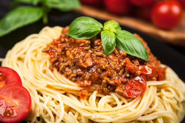 Spaghetti alla bolognese su sfondo scuro