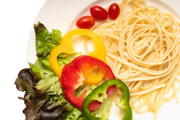 Spaghetti alla bolognese su un piatto bianco, spaghetti tagliatelle isolato sfondo