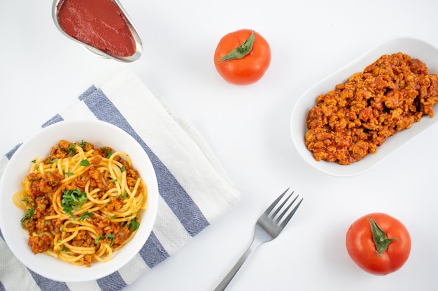 Spaghetti alla bolognese su un piatto bianco