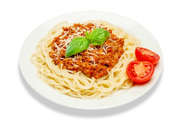 Spaghetti alla bolognese su un piatto bianco